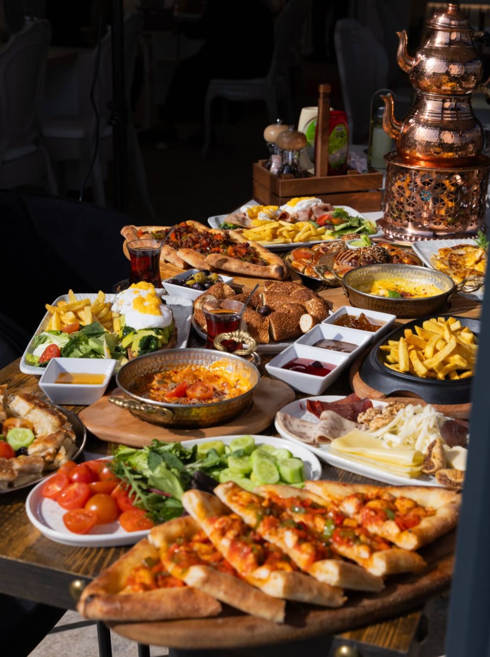 Petit-déjeuner traditionnel turc servi chez Damak