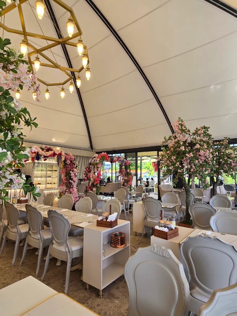 La salle fleurie du restaurant Damak