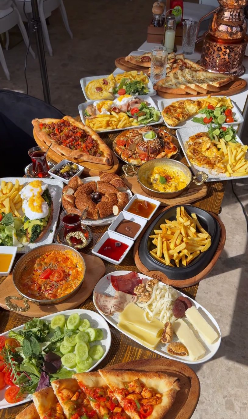 Table garnie de pides, mezzes et petit-déjeuner
