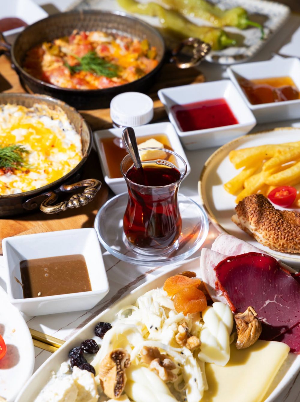 Thé turc, menemen et simit