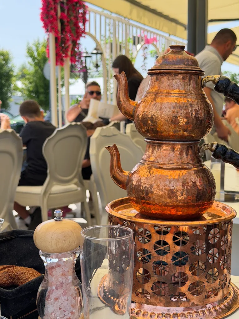 Thé turc en théière sur la terrasse Damak
